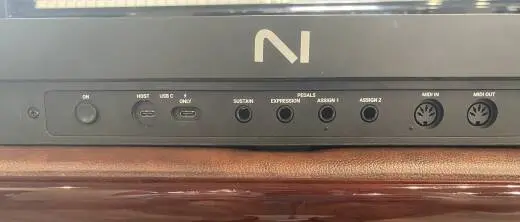 Kontrol S61 MK3 61-Note Keyboard Controller 2